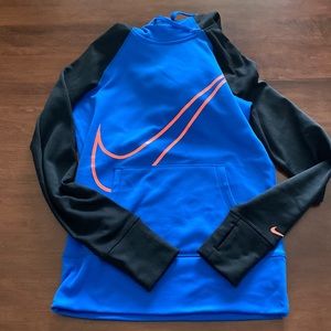 Adorable Nike Thelma-Fit sweatshirt with front pocket. It is an XS.